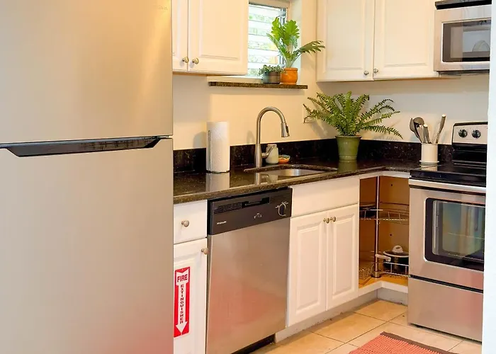 Cozy Garden Bungalow - Pets/Parking/Beach