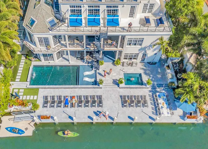 The Modern Castle Canal View Access Rooftop Living Greenhouse Vlllas Fort Lauderdale acceptant les animaux