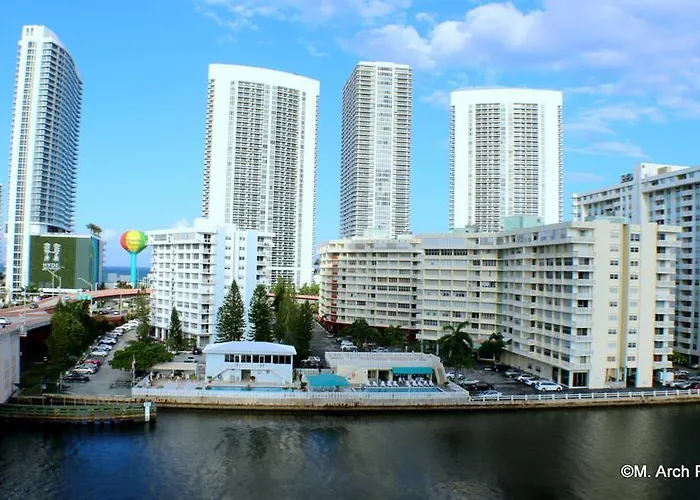 Beach & City In Hallandale Beach Pax 4/6 BW 1910 Fort Lauderdale