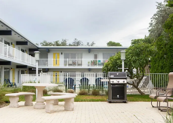 Lovely Apartment On The Canal With A Pool