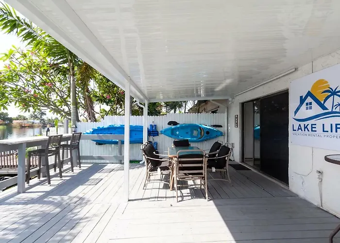 3,2 Lake House With Water Front Bar