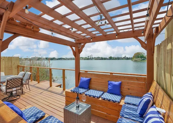 5 Star Pergola & Dine On Sun-Splashed Luxury Deck