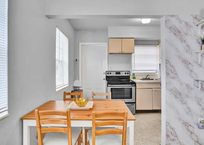 Gorgeous Apartment, A Stone'S-Throw From The Beach
