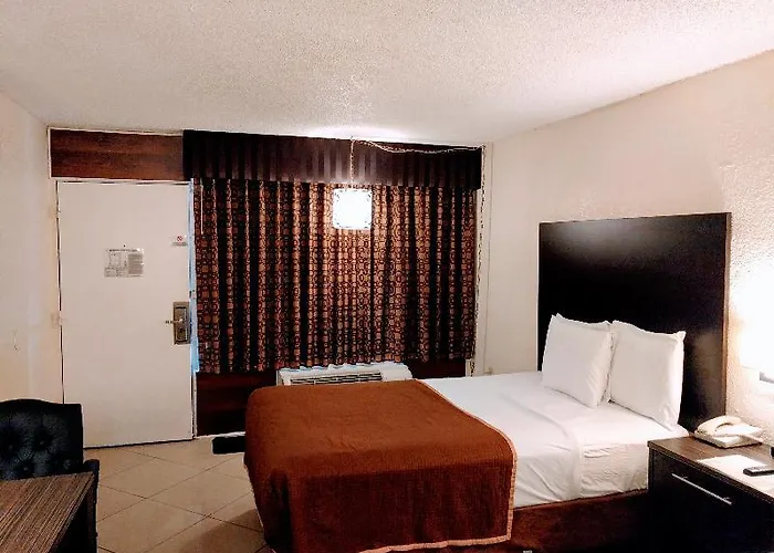 Red Carpet Inn Airport / Cruise Port